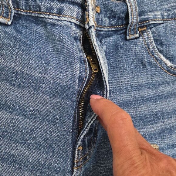 Old Navy Mid Rise Boyfriend Short, Size 8 - Picture 3 of 4